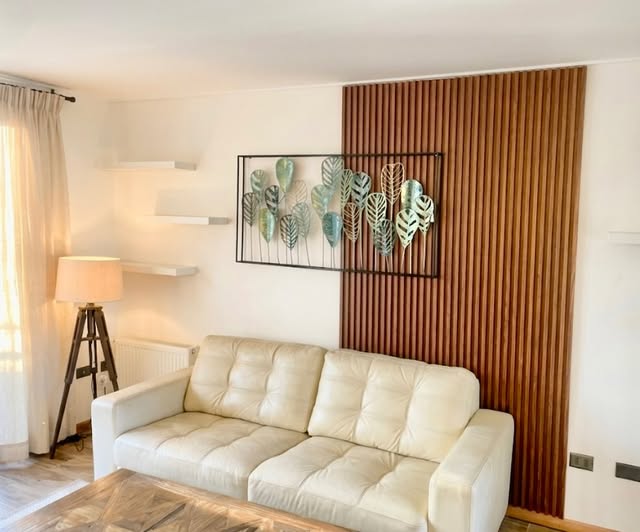 Revestimiento de madera y repisas flotantes instalado por Bona Idea